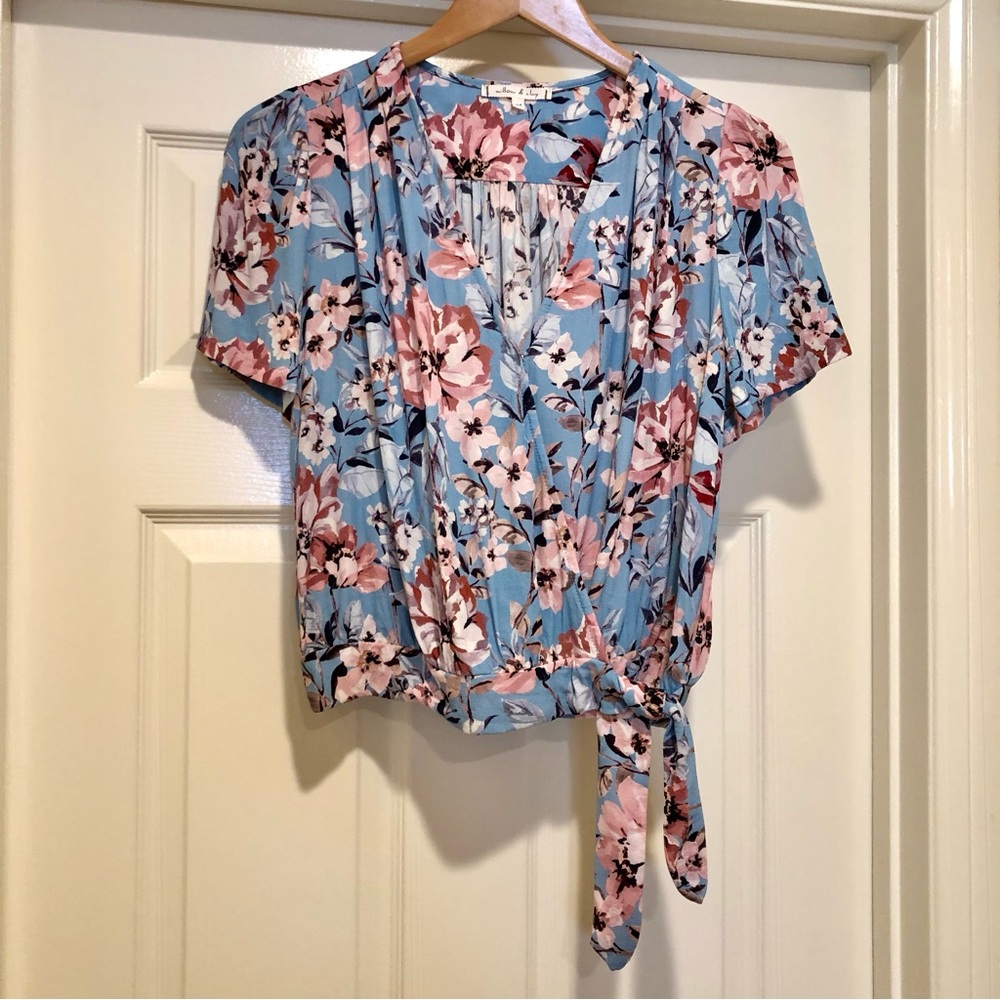 NWOT Willow & Clay Blue Pink Floral Summer Blouse Size Medium